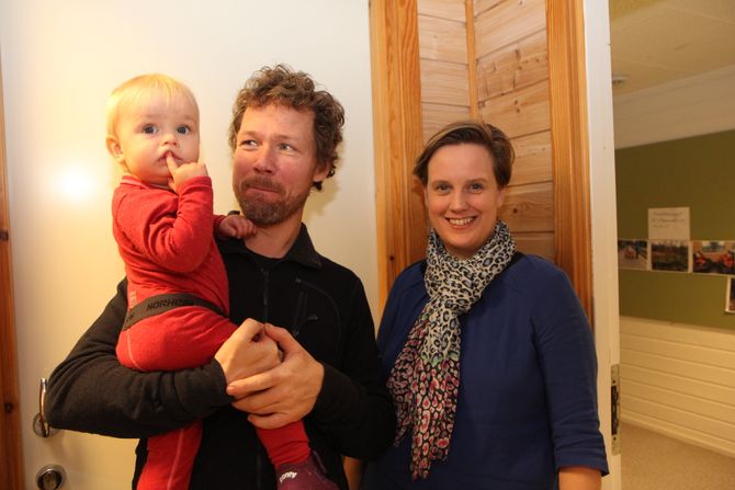 Barnehagelærer Marius Larsen med et av "sine" barn og daglig leder Hanne K. Wiliams i Midtstuen Kanvas-barnehage i Oslo.