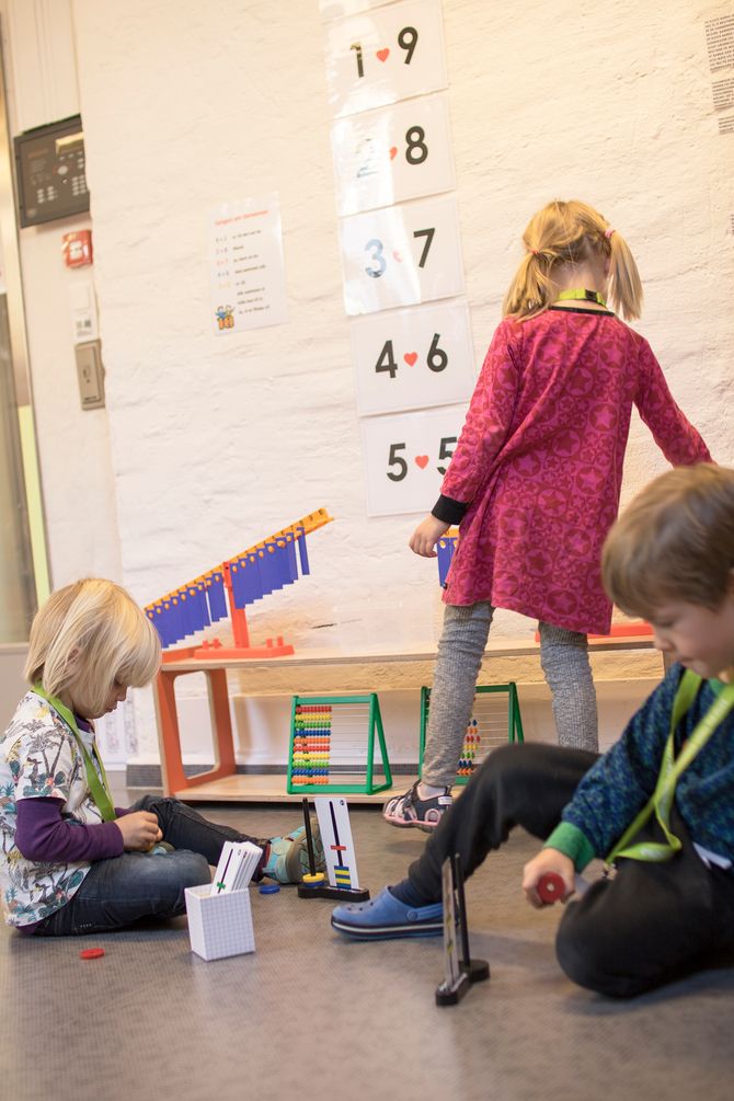 Barna leker i matematikkområdet.