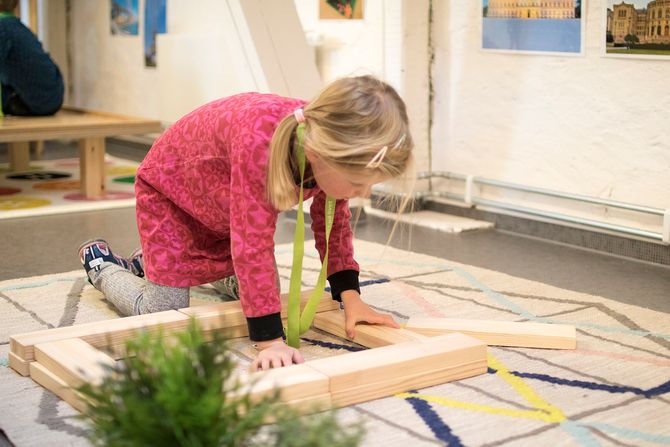 Konstruksjon med byggeklosser i konstruksjonsområdet. – Her kan barna blant annet leke med byggeklosser i ulike lengder, sortert på størrelse, og Lego sortert på farge. I tillegg har vi mange andre elementer i konstruksjonsområdet som barna kan bruke i konstruksjonene sine som bøtter, potter, kopper, kunstige planter og plastdyr, forteller Oda Bjerknes.