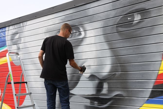 Kunstneren Beyond i aksjon.