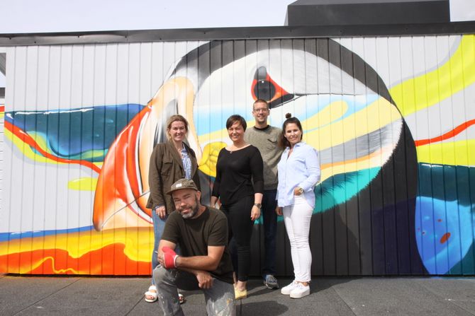 Fra venstre: Fagutvikler Jill Steen i Ormaskogen barnehage, Hege Haraldsen skaper av talkshowet The artthou Show, daglig leder i Ormaskogen barnehage Anne Rennan Lenning, Karski (foran) og Beyond (bakerst).