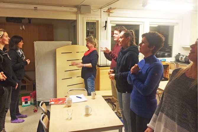 Personalet i Solås barnehage øver jevnlig på tegn og praktiserer på hverandre.