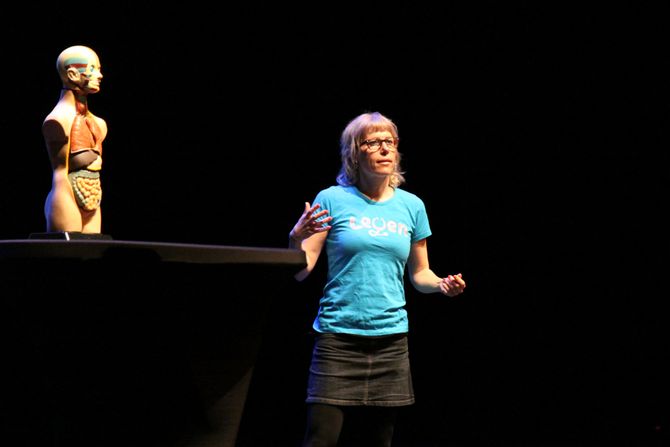 Elisabeth Holmboe Eggen på scenen under @pi-konferansen 2017.