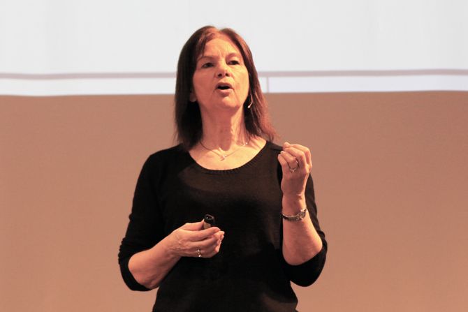 May Britt Drugli på scenen under Toddler-konferansen. Drugli er professor i pedagogikk ved RKBU Midt Norge, NTNU.