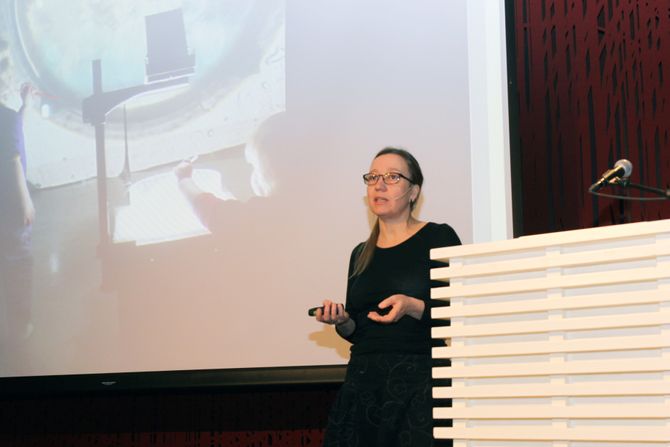 – Min erfaring er at når barn ser at vi som jobber i barnehagen er mer interessert i det de gjør enn av å ta bilder av hvem de er, opplever barna at det de er opptatt av og det de gjør i barnehagen hver eneste dag har stor betydning, sier Nicolaysen. Her står hun på scenen under frokostseminaret om barns rett til personvern og deling av barnebilder, i regi av Datatilsynet og Senter for IKT i utdanningen.