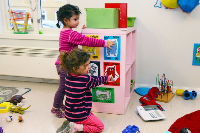 De ulike fargene på monstrene i boka «El monstruo de colores» symboliserer forskjellige følelser; rød-sint, gul-glad, blå-trist, grønn-rolig, svart-redd, rosa-elsket. – Barna bruker bildene av monstrene til å sette ord på sine egne og andres følelser, sier barnehagelærer Laura Diaz del Castillo.