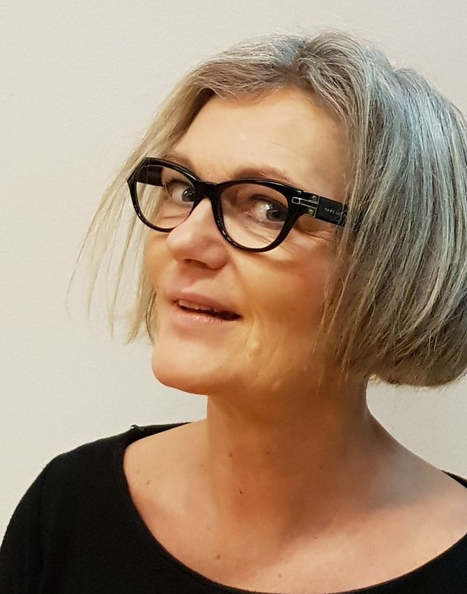 Tone Stangeland er førstelektor i drama ved Høgskulen på Vestlandet, Bergen, og underviser på master i barnehagekunnskap.