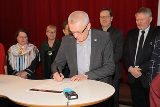 Administrerende direktør i PBL, Arild M. Olsen, signerer avtalen om deltakelse i Partnerskap mot mobbing.