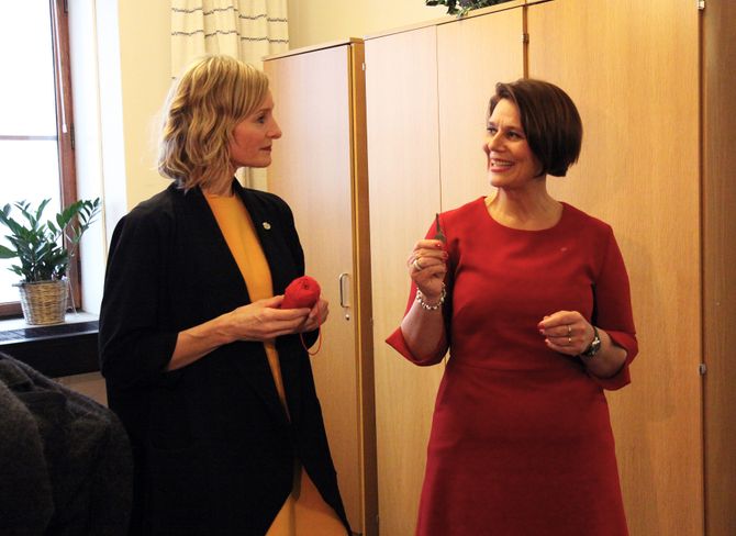 Avtroppende byråd for oppvekst og kunnskap, Tone Tellevik Dahl (Ap), overrekker kontornøkkelen til Inga Marte Thorkildsen (SV).