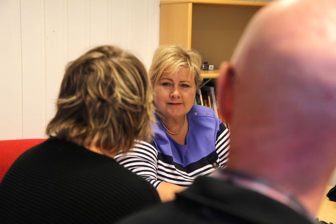 Erna lyttet til daglig leder Miriam Fagerli og styreleder Magne Totland under sitt besøk i Vågønes barnehage.
