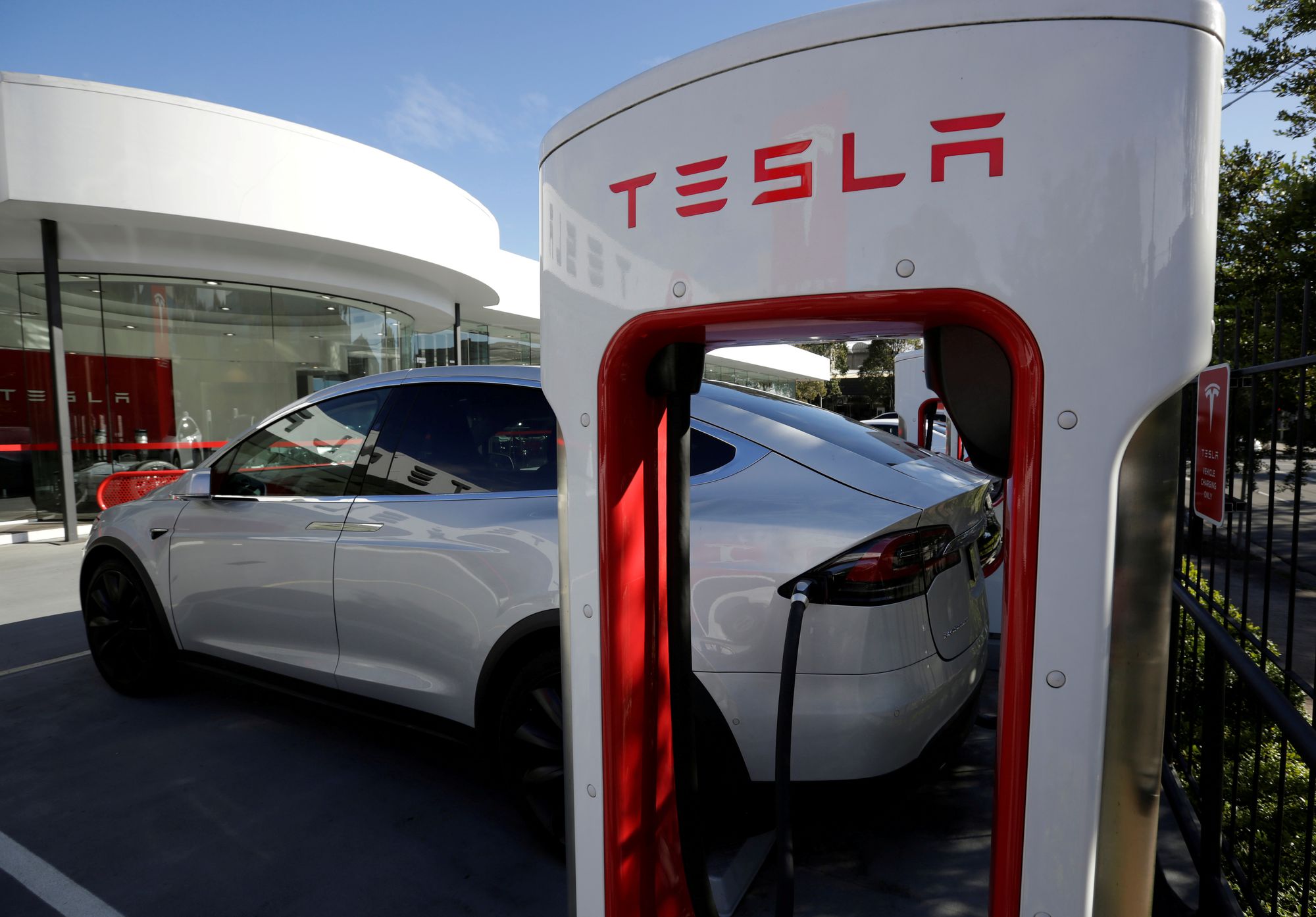 Analytiker: - Teslas tilleggspakke til 65.000 kroner kan umulig gjøre bilene  selvkjørende - Tu.no