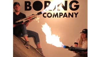 To personer holder hver sin flammekaster foran logoen til The Boring Company.
