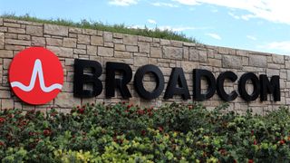 Broadcom-skilt på utsiden av selskapet kontorer i Irvine, California, i 2017.