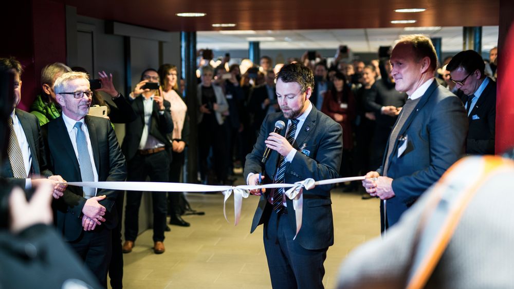 Næringsminister Tørbjørn Røe Isaksen klipper snoren, flanker av Svein Terje Strandlie, administrerende direktør i Sintef Raufoss Manufacturing (til venstre) og Siva-sjef Stein Terje Dahl (til høyre)