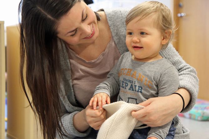 Ett år gamle Emil og mamma Amalie Kolsing syntes det var for tidlig å begynne i barnehagen sju måneder gammel. Nå må de vente til høsten.