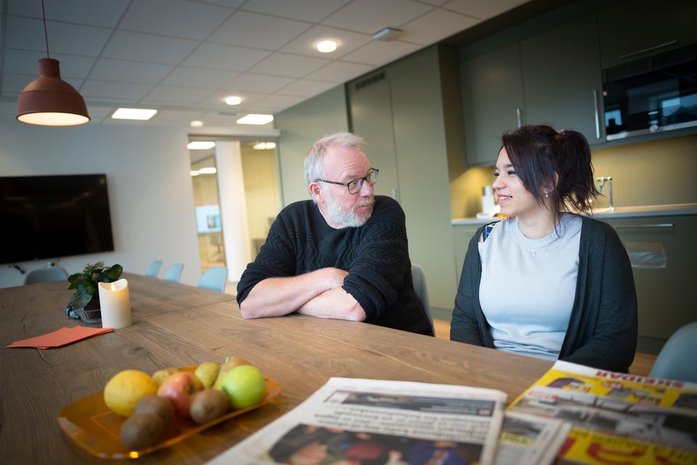 Redaktør Roger Rein i Innherred, sammen med sin spaltist og journalist Reem Alatasi, som kom til Norge for tre år siden fra Syria.