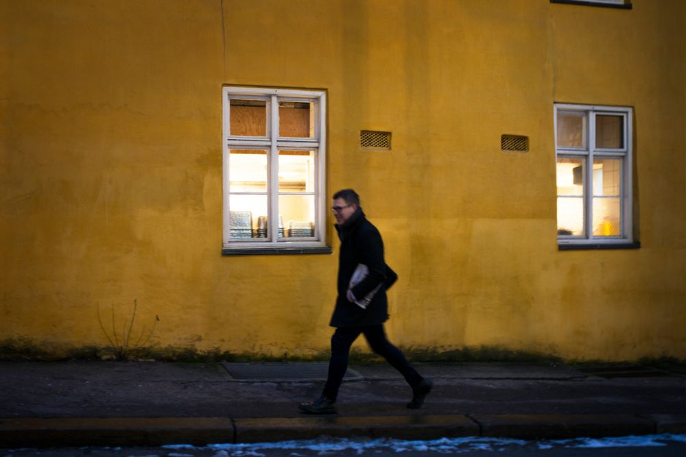 Grubbegata 08:10: Det er enda mørkt ute når sjefredaktør Lysholm traver til jobb, med dagens avisbunke under armen.