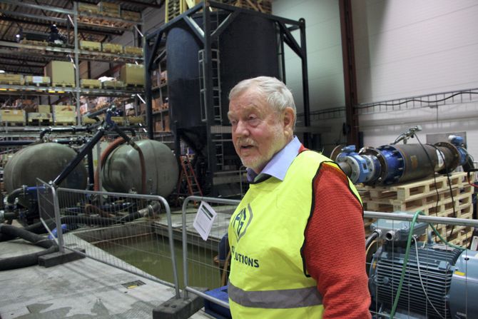 Anders Eide har mange år bak seg som teknisk sjef i PG Flow Solutions. Testbassenget er viktig for utvikling og dokumentasjon. Den store blå tanken bak er fra 2006 og bygget for test av pumper for Østensjø og Shell UK (PG-MACS-tester). Pumper på PSV-er benyttes til borevæsker, slam og andre væsker med ulik viskositet. Før PG fikk basseng, ble de to tankene i bakgrunnen brukt til å pumpe væsker imellom.
