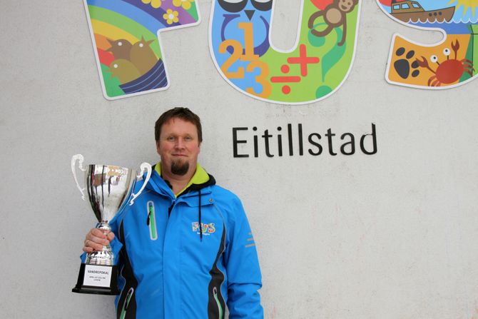 Daglig leder Tor Espen Hylland i Eitillstad FUS barnehage. Her med vandrepokalen som går på rundgang mellom barnehagene.