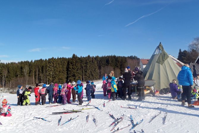 Lek på ski og akebrett er vanlig i Norge, men ikke riktig like vanlig i Beijing.