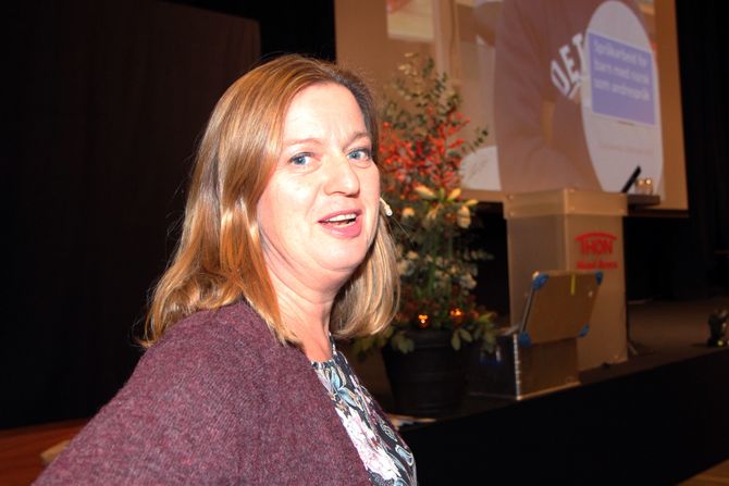 I november holdt Devold foredrag om hvordan legge til rette for at barn med norsk som andrespråk skal lære seg norsk, under Barnehageforums konferanse «Det magiske språket».