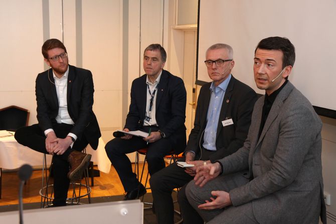 Martin Henriksen (Ap), Helge Eide (KS), Arild M. Olsen (PBL) og Kent Gudmundsen (H) deltok i debatten på slutten av seminaret.
