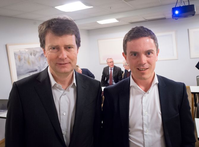 Konsernsjef Per Axel Koch og CFO Per Olav Monseth i Polaris Media. I bakgrunnen er investorene Gunnar Bjørkavåg og Erik Must, samt styreleder Bernt Olufsen.