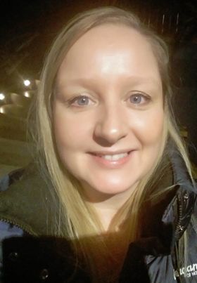 Joakim (3) fikk besøk av barnehagen da han gikk glipp av fastelavensfeiringen. Læringsverkstedet Aronien barnehage. Lene Kurseth.