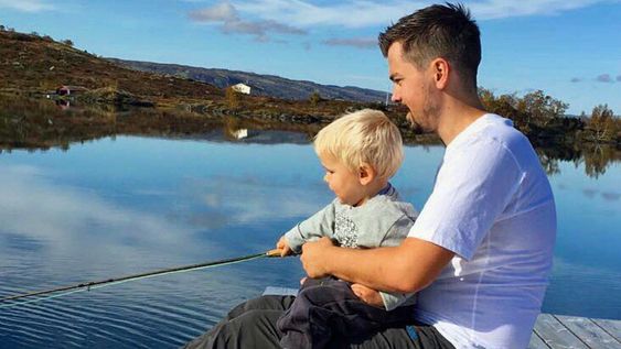 Joakim (3) fikk besøk av barnehagen da han gikk glipp av fastelavensfeiringen. Læringsverkstedet Aronien barnehage. Pappa Kim Jensen.