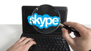 Person gransker Skype med et forstørrelsesglass.