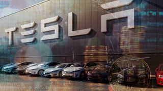 Tesla-biler på utsiden av fabrikken. Bildet er "vannmerket" med Bitcoin-mynter.