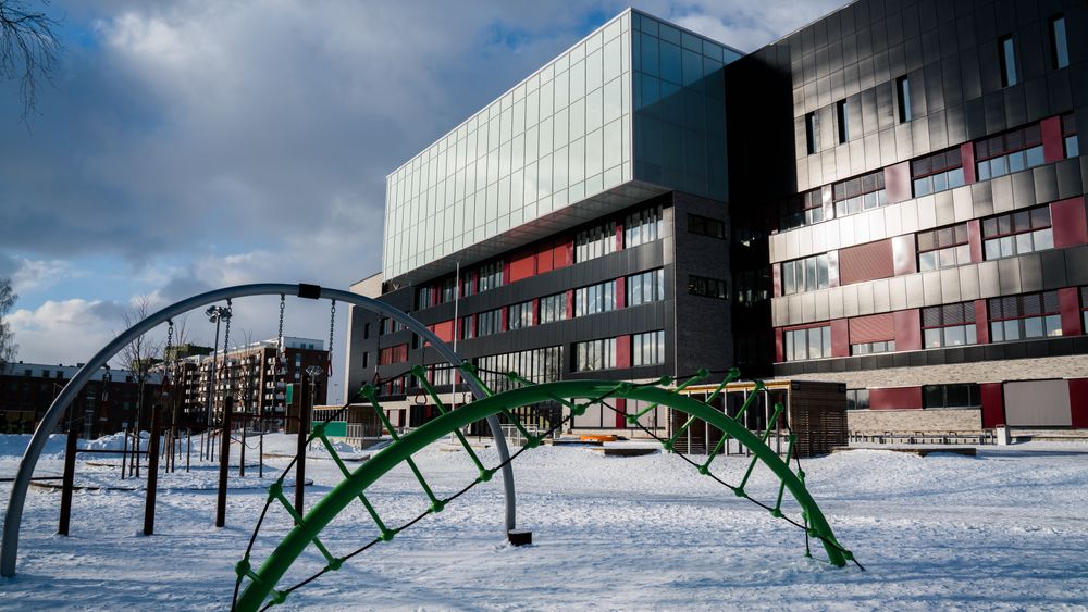 Snøen dekker grunnen foran den bygningsintegrerte solcelle-fasaden på Brynseng skole. Det gir en god produksjon - også gjennom vinteren.