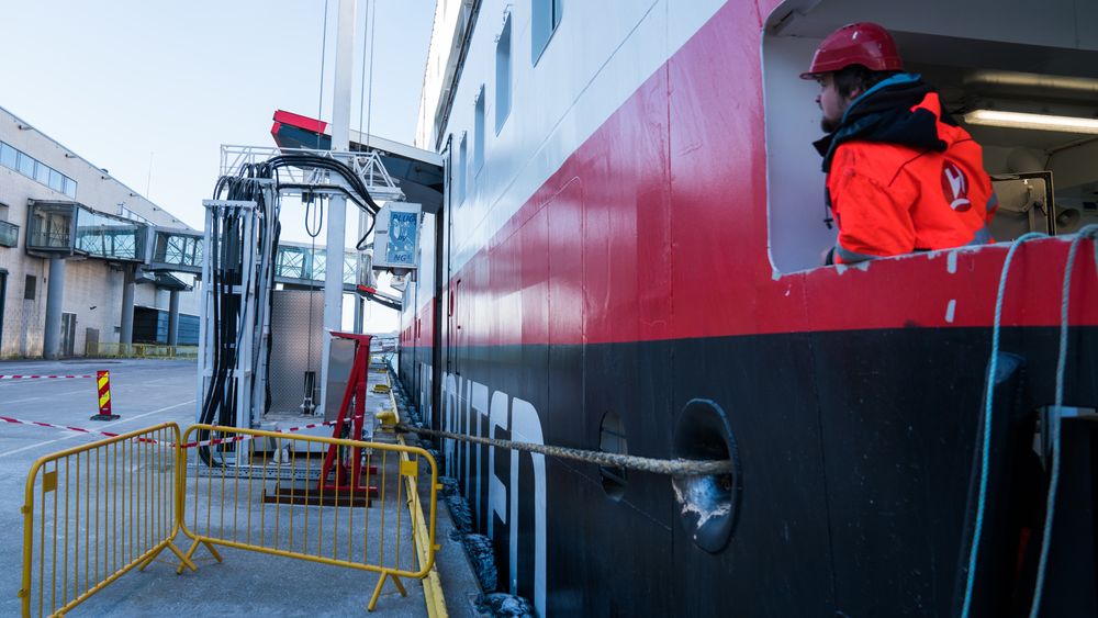 Hurtigruten får landstrøm i Bergen.