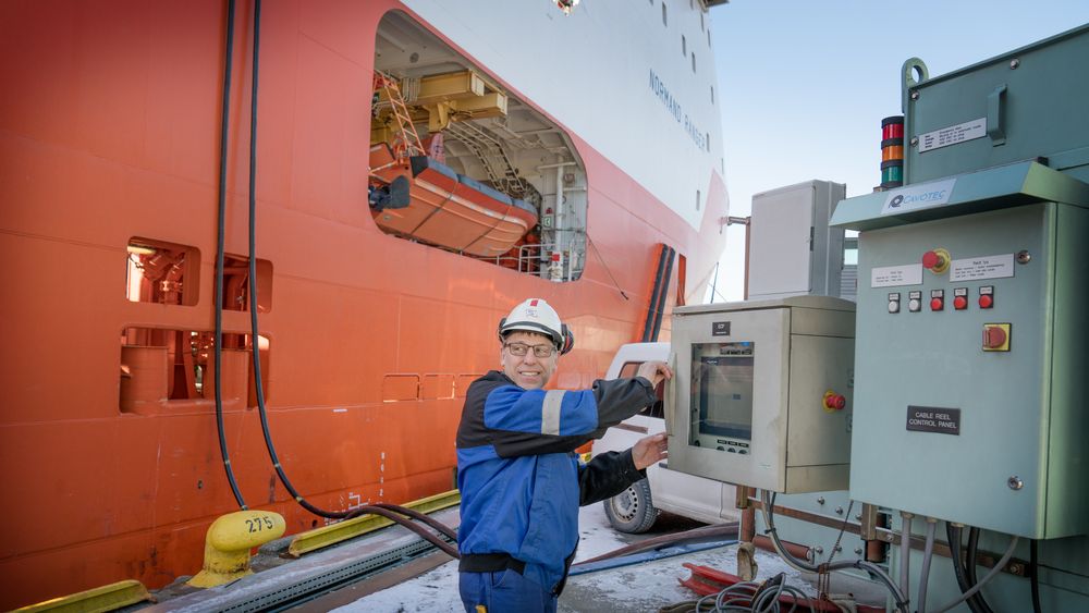 Elektriker Jarl Svoren på Normand Ranger kobler seg på landstrømanlegget i Bergen Havn.
