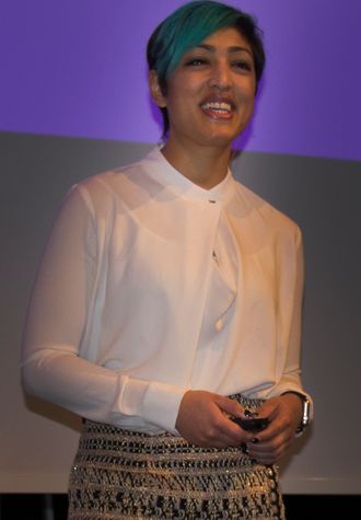 Rumman Chowdhury taler fra scenen. Foto