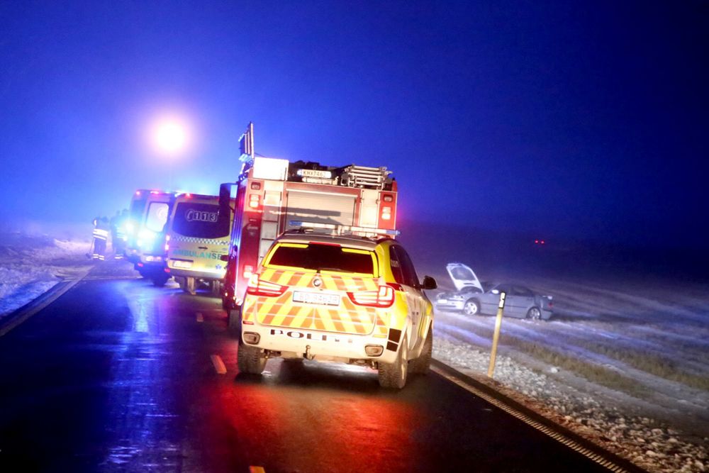 Biler og mannskaper fra nødetatene på stedet der ti personer ble skadd da to biler kolliderte på fylkesvei 124 i Eidsberg søndag kveld.