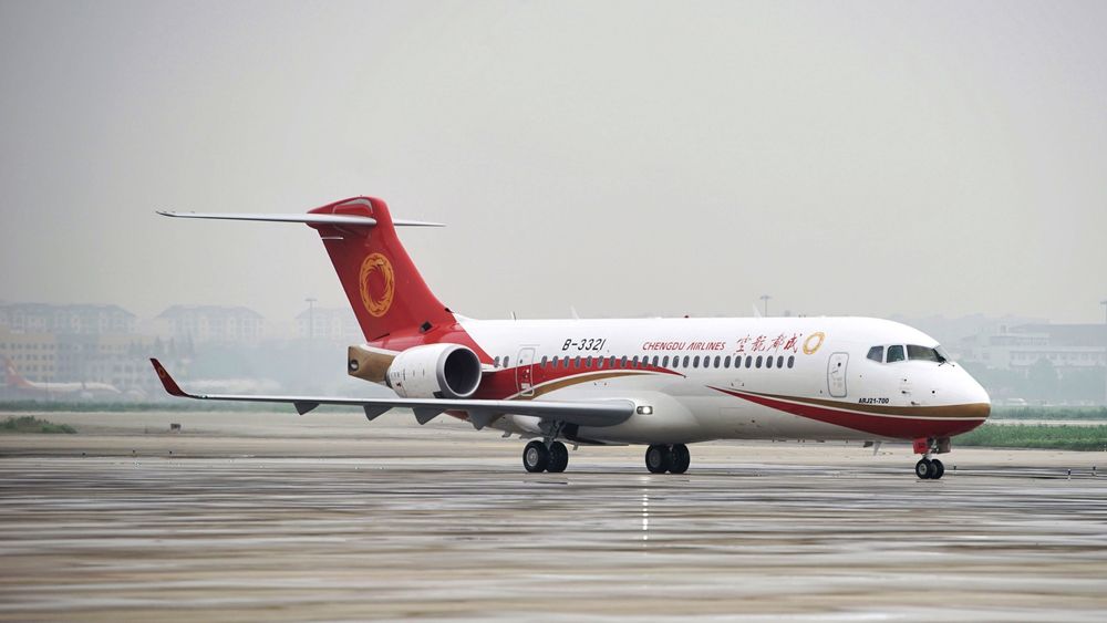 Et ARJ21-700 fra Chengdu Airlines etter landing i Shanghai på den første flygningen med passasjerer. Det skjedde 28. juni 2016.