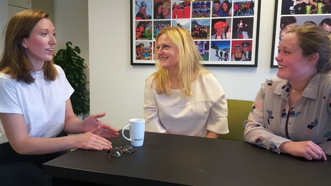 Mathilde Ørstavik, Kari Mette Toverud og Aurora Degnes snakker sammen. Foto.