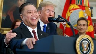 Vennligere tider: Broadcoms CEO Hock Tan omfavnes av USAs president Donald Trump da Tan i november 2017, under et besøk i det ovale kontor, kunngjorde at selskapets hovedkontor skal flyttes til USA.