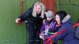 Barnehagedagen i Bodø. Kunstutstilling i fjøsen ved Nordland kultursenter. Wenche Høyforslett fra Fagforbundet og Karina Vertot fra Utdanningsforbundet.