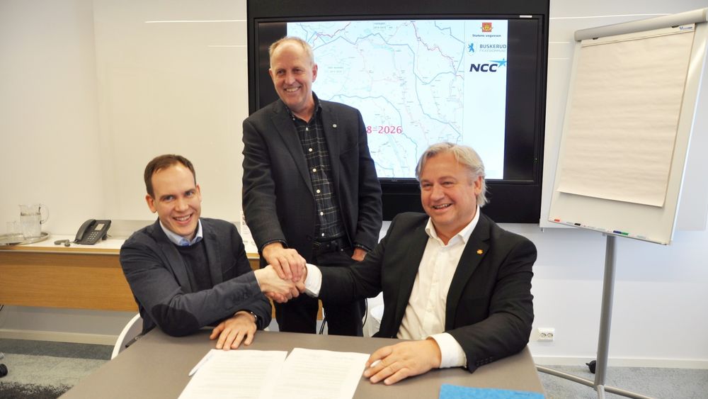 Kontrakt signeres fra venstre: Direktør Anders Høvik i NCC, fylkesvaraordfører Olav Skinnes og Kjell Inge Davik