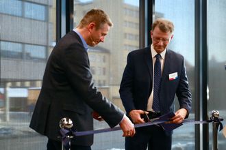 Finansbyråd Robert Steen i Oslo kommune klipper snoren ved åpningen av IBMs innovasjonssenter i Oslo. IBMs administrerende direktør Arne Norheim til venstre.