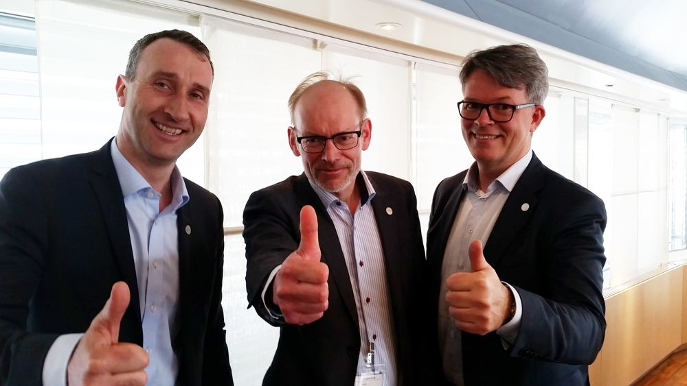 Skanska-ledelsen kunne fornøyd konstatere at de er sikret et stort anleggsoppdrag helt til slutten av 2020. Fra venstre  konsernsjef Ståle Rød, prosjektdirektør Ketil Sand og kommunikasjonsdirektør Audun Lågøyr