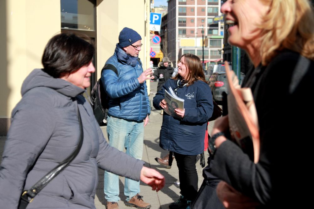 – Folk er travle, men har tid til å kjøpe, sier Erlik-selger Maud Anniken Nordengen. Men generelt går gatemagasinsalget trått. – Vi satser i sosiale medier og må tenke nytt, sier redaktør Lars Aarønæs.