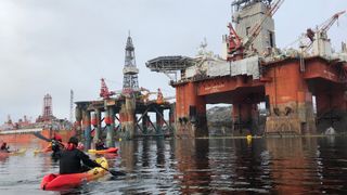 Her går Greenpeace-aktivister til aksjon mot Statoil-rigg som skal til Barentshavet