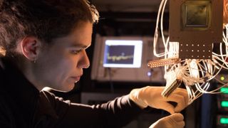 Forskeren Marissa Giustina installerer en Bristlecone-brikke med 72 qbit ved Googles Quantum AI Lab i Santa Barbara, California.