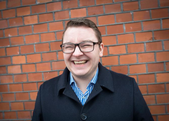 Espen Teigen har ikke mistet humøret etter at han mistet jobben som politisk rådgiver for Sylvi Listhaug, som trakk seg tidligere denne uka som justisminister.