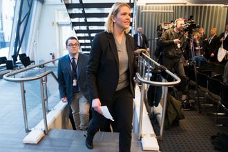 Politisk rådgiver Espen Teigen er med når Sylvi Listhaug (Frp) holder pressekonferanse i Justisdepartementets lokaler i Nydalen i Oslo i forbindelse med at hun trakk seg som justisminister tirsdag