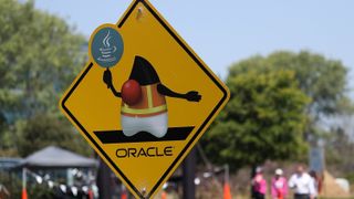 Skilt med Java-maskoten Duke utenfor Oracle-hovedkvarteret i Redwood Shores, California, sommeren 2017.