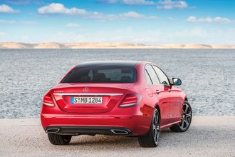 Klimabil?: Mercedes E 220 D er ifølge ADACs rapport et bedre valg med tanke på CO2-utslipp enn en Tesla Model X. Dette ifølge en livsløpsanalyse.